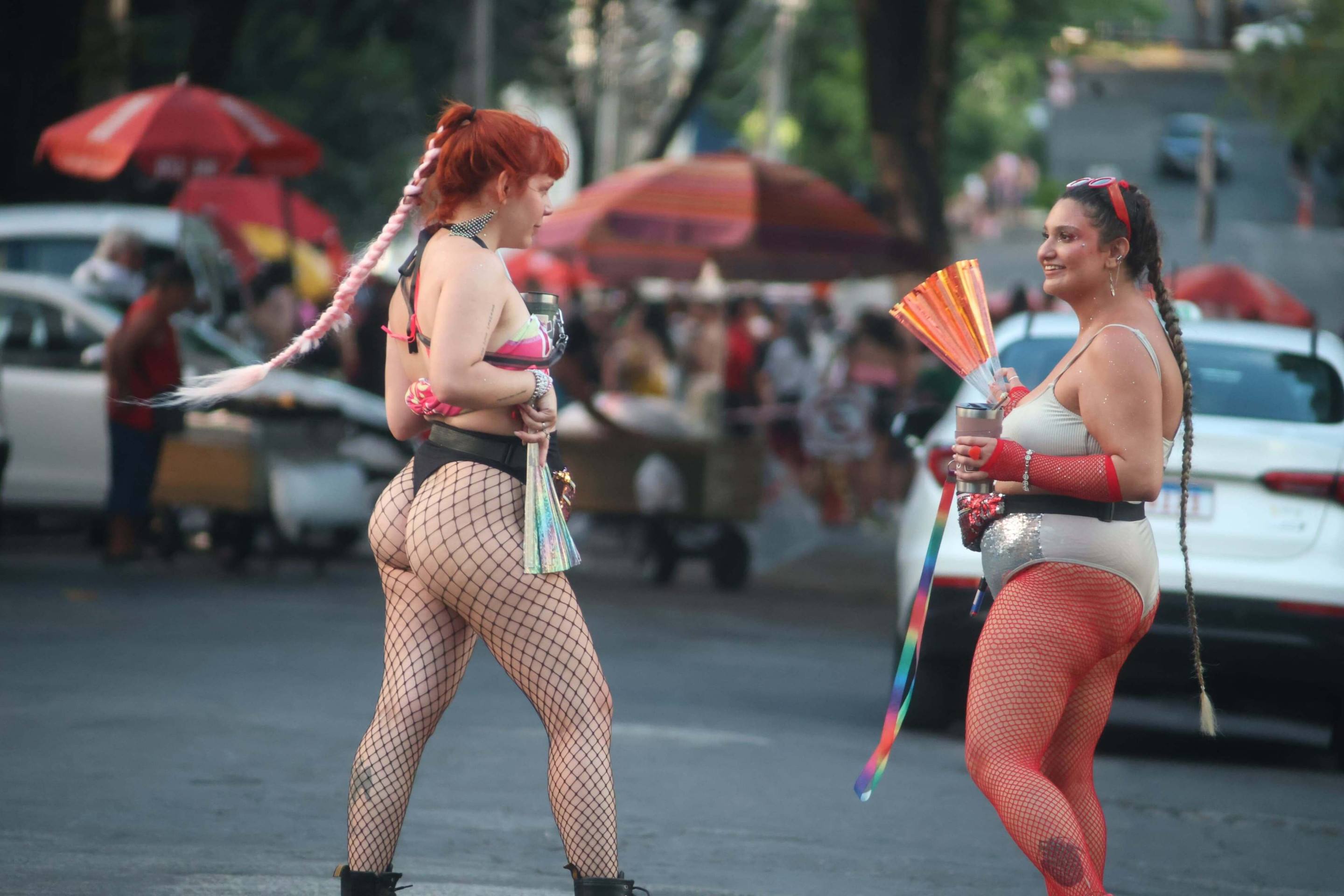 Foliões aproveitam bloco 'TS Party BR' na avenida Augusto de Lima, no Barro Preto, em Belo Horizonte. 
