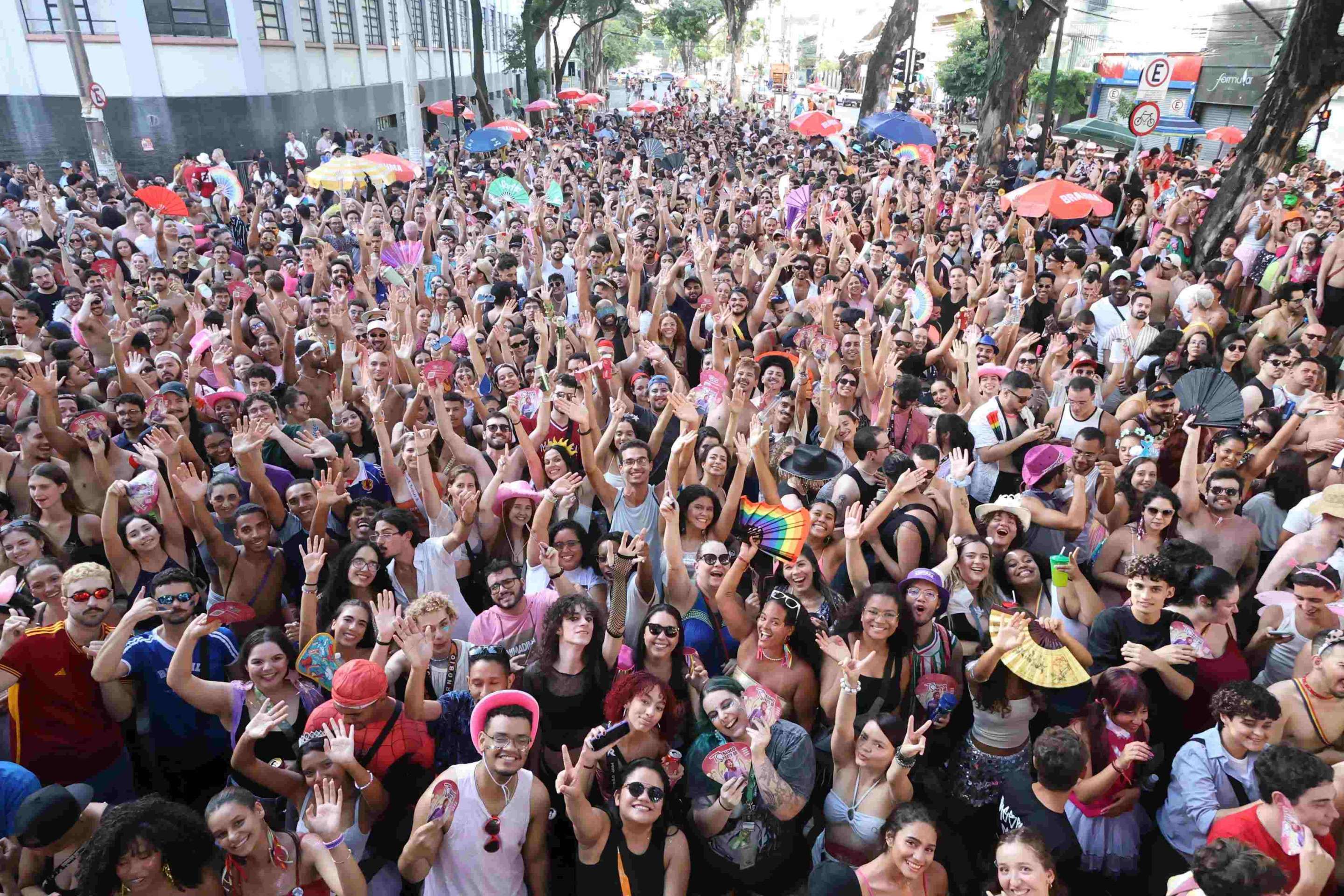 Foliões aproveitam bloco 'TS Party BR' na avenida Augusto de Lima, no Barro Preto, em Belo Horizonte. 