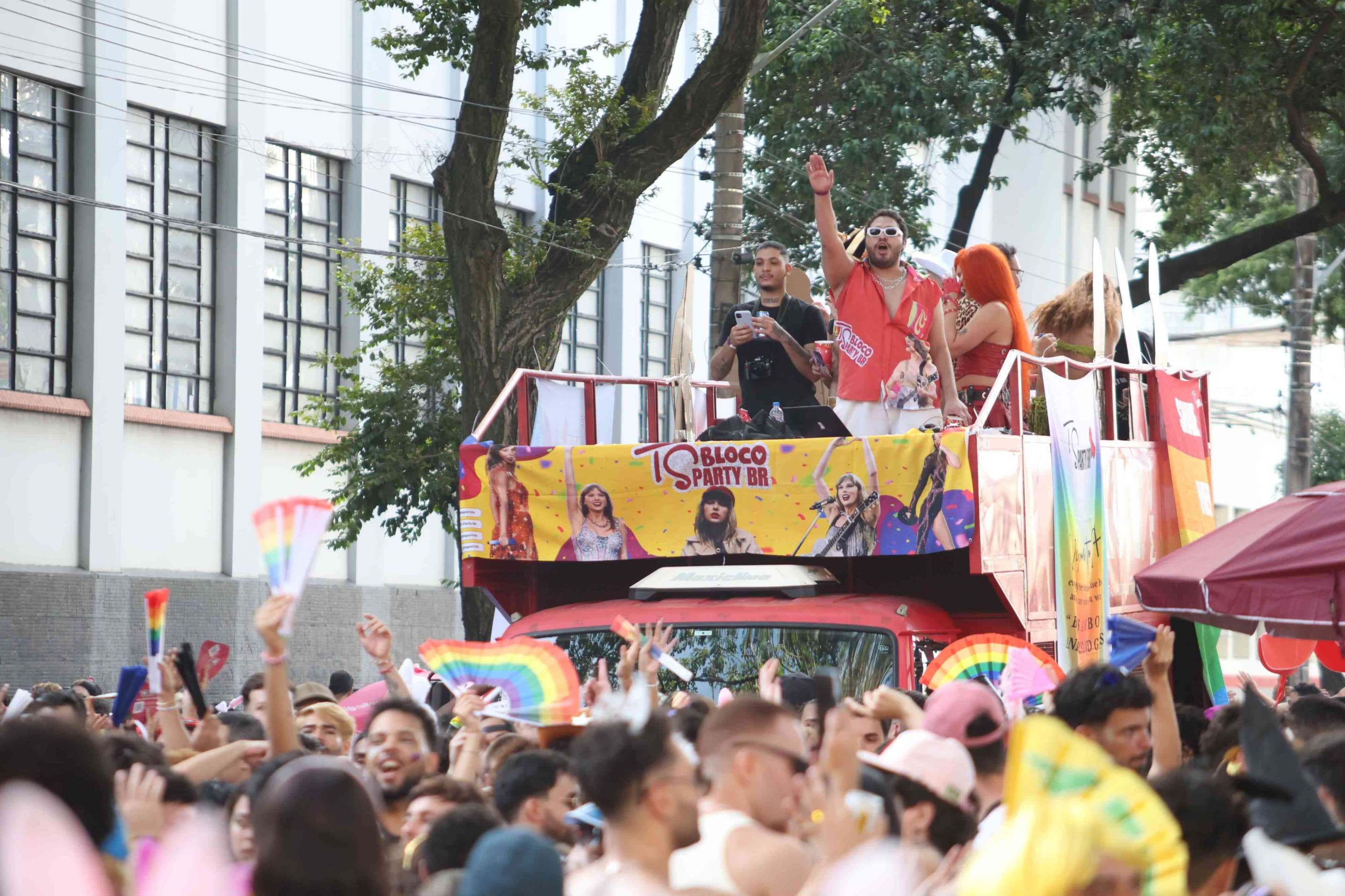 Foliões aproveitam bloco 'TS Party BR' na avenida Augusto de Lima, no Barro Preto, em Belo Horizonte. 