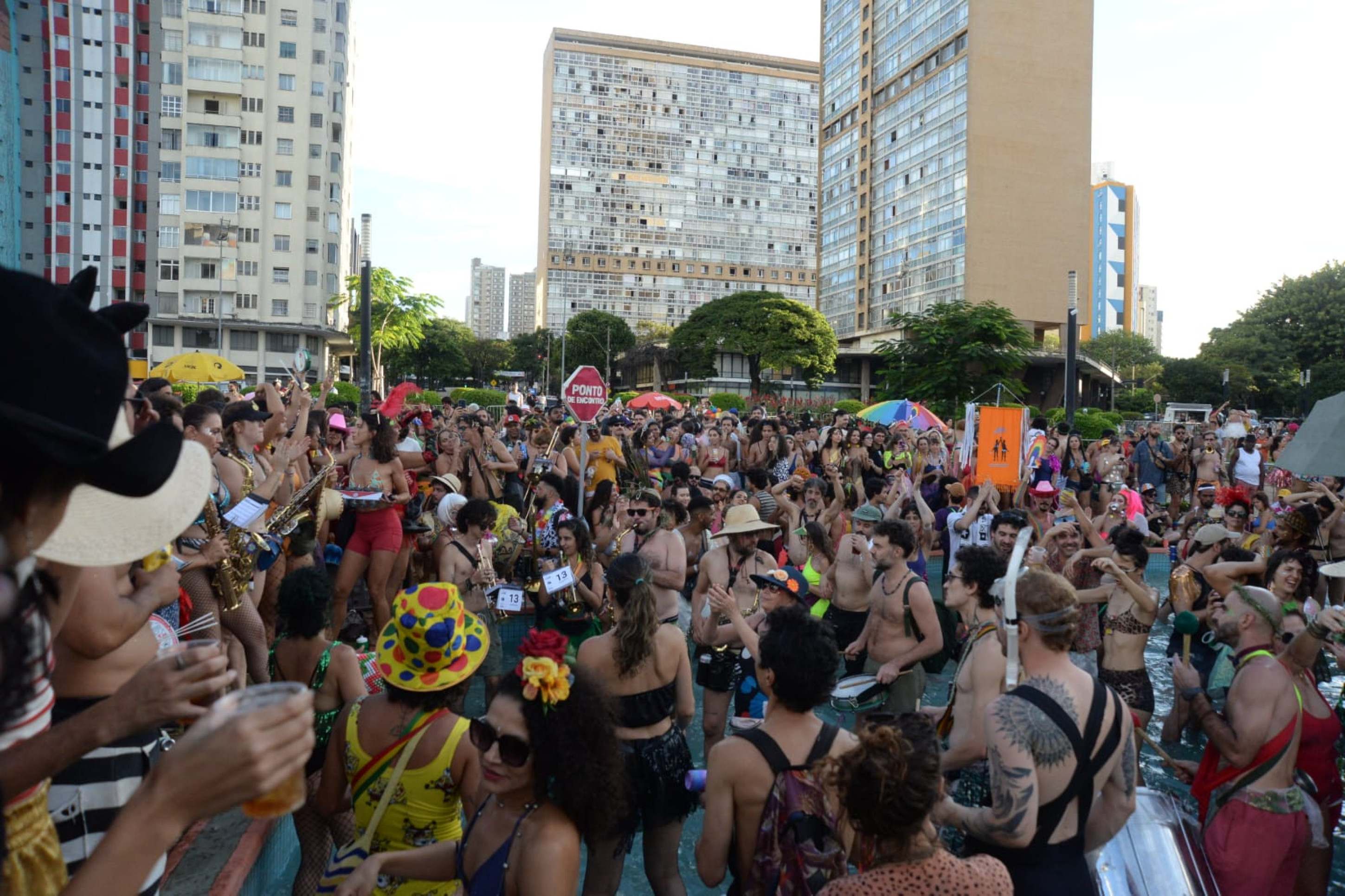 Foliões lotaram a Praça Raul Soares, no Centro de BH, na tarde deste sábado de carnaval -Túlio Santos/EM/D.A Press