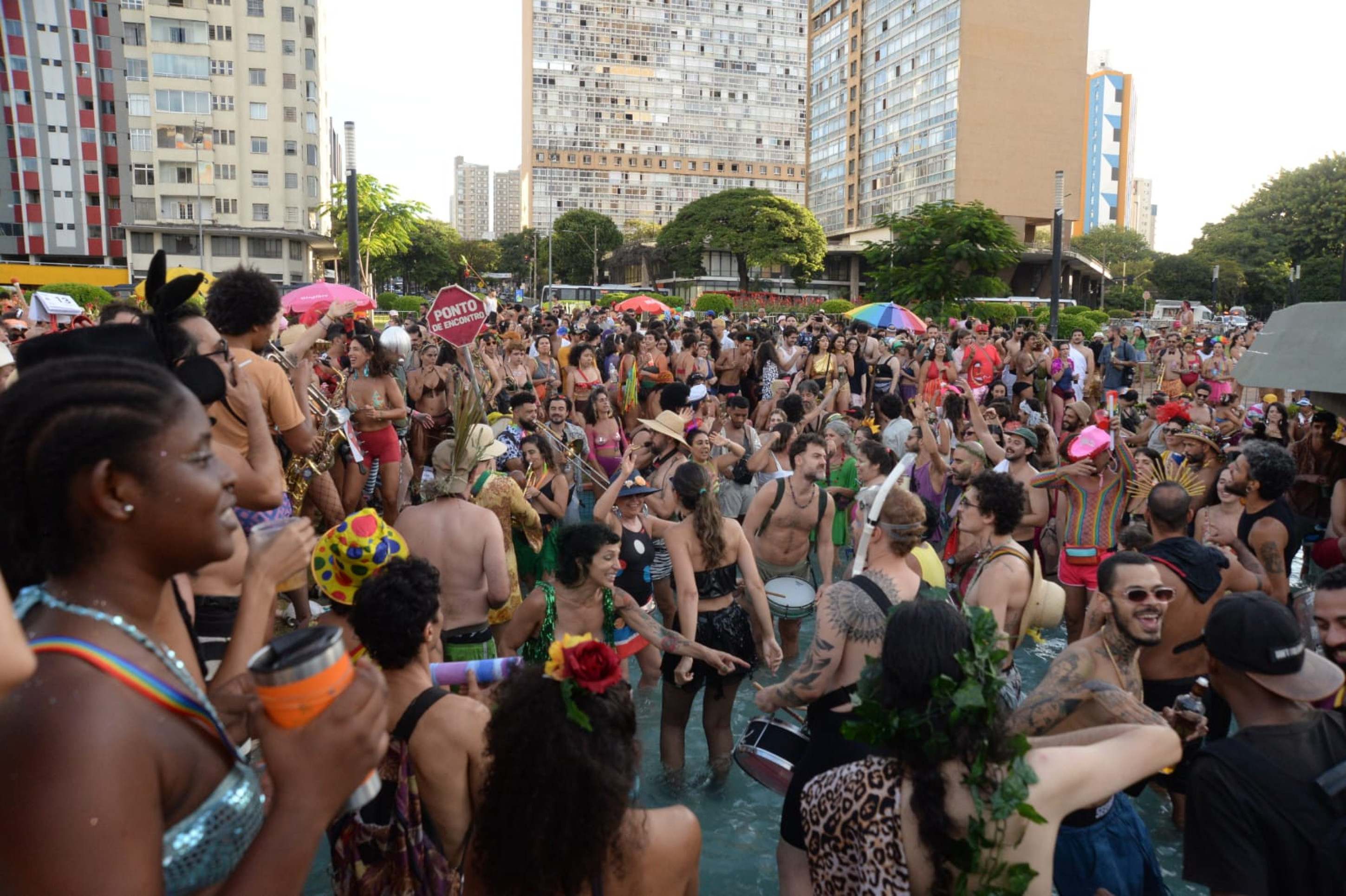 Foliões lotaram a Praça Raul Soares, no Centro de BH, na tarde deste sábado de carnaval -Túlio Santos/EM/D.A Press