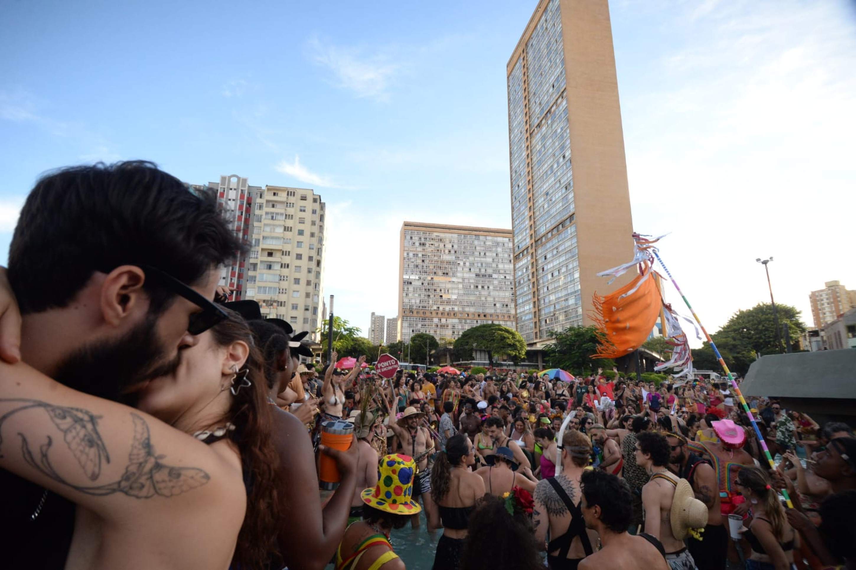 Foliões lotaram a Praça Raul Soares, no Centro de BH, na tarde deste sábado de carnaval -Túlio Santos/EM/D.A Press