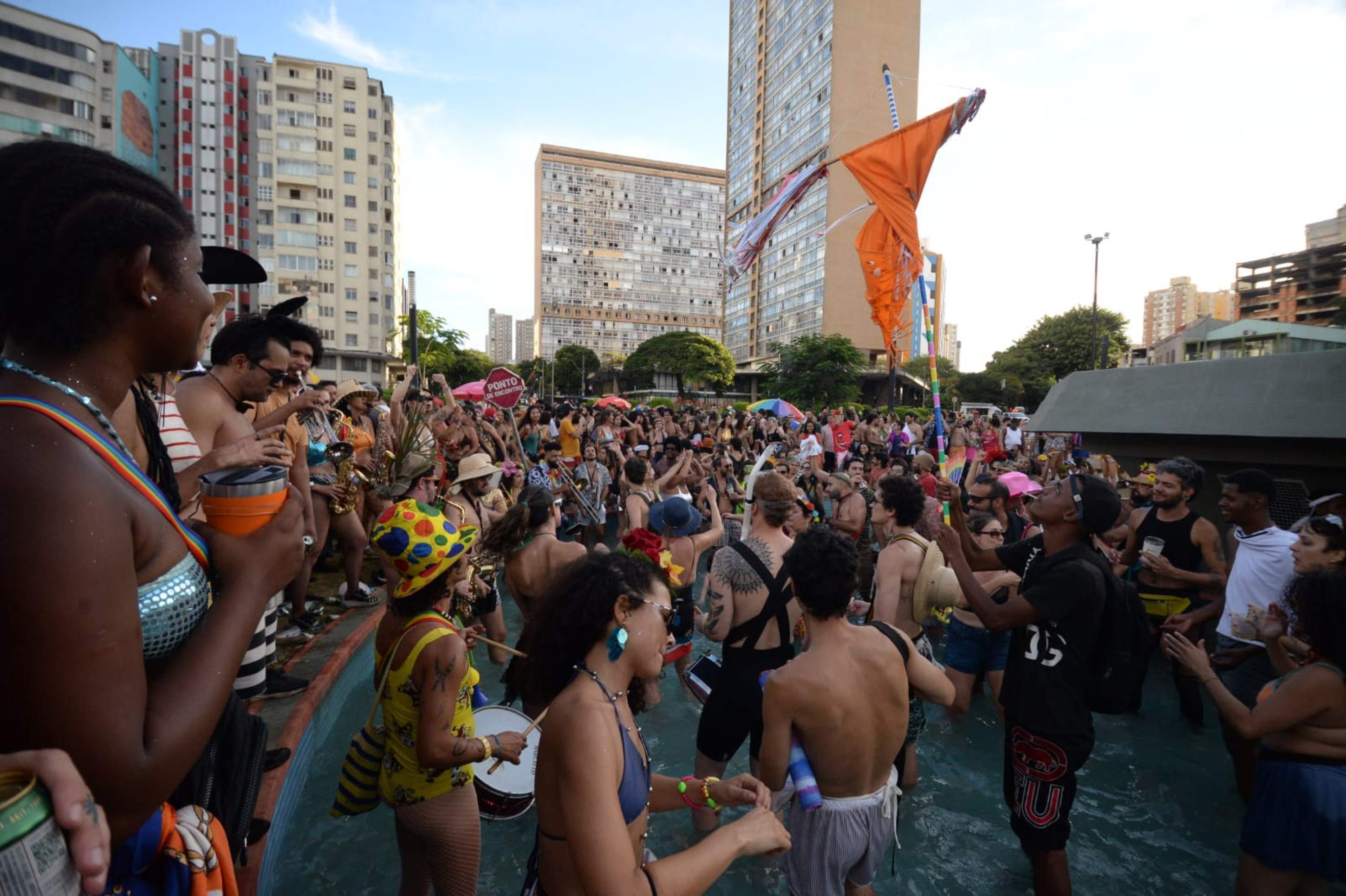 Foliões lotaram a Praça Raul Soares, no Centro de BH, na tarde deste sábado de carnaval -Túlio Santos/EM/D.A Press