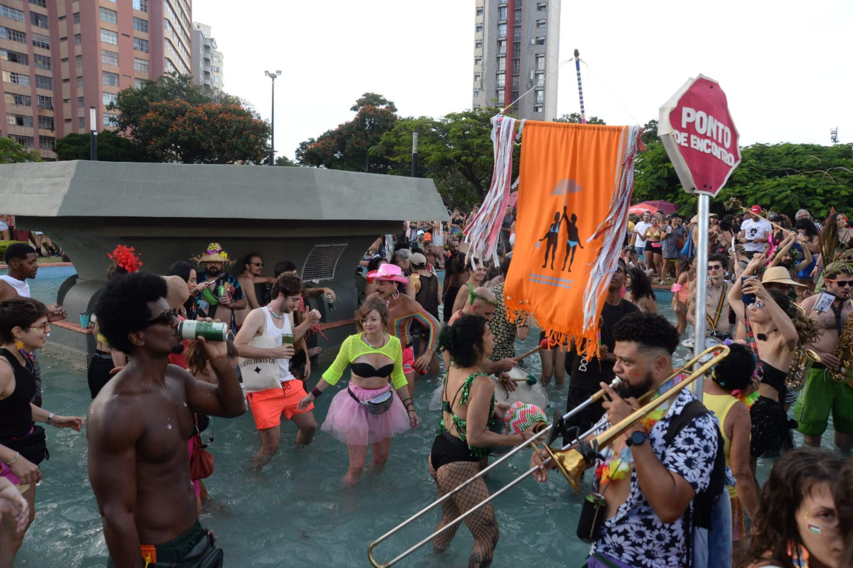Foliões lotaram a Praça Raul Soares, no Centro de BH, na tarde deste sábado de carnaval 
