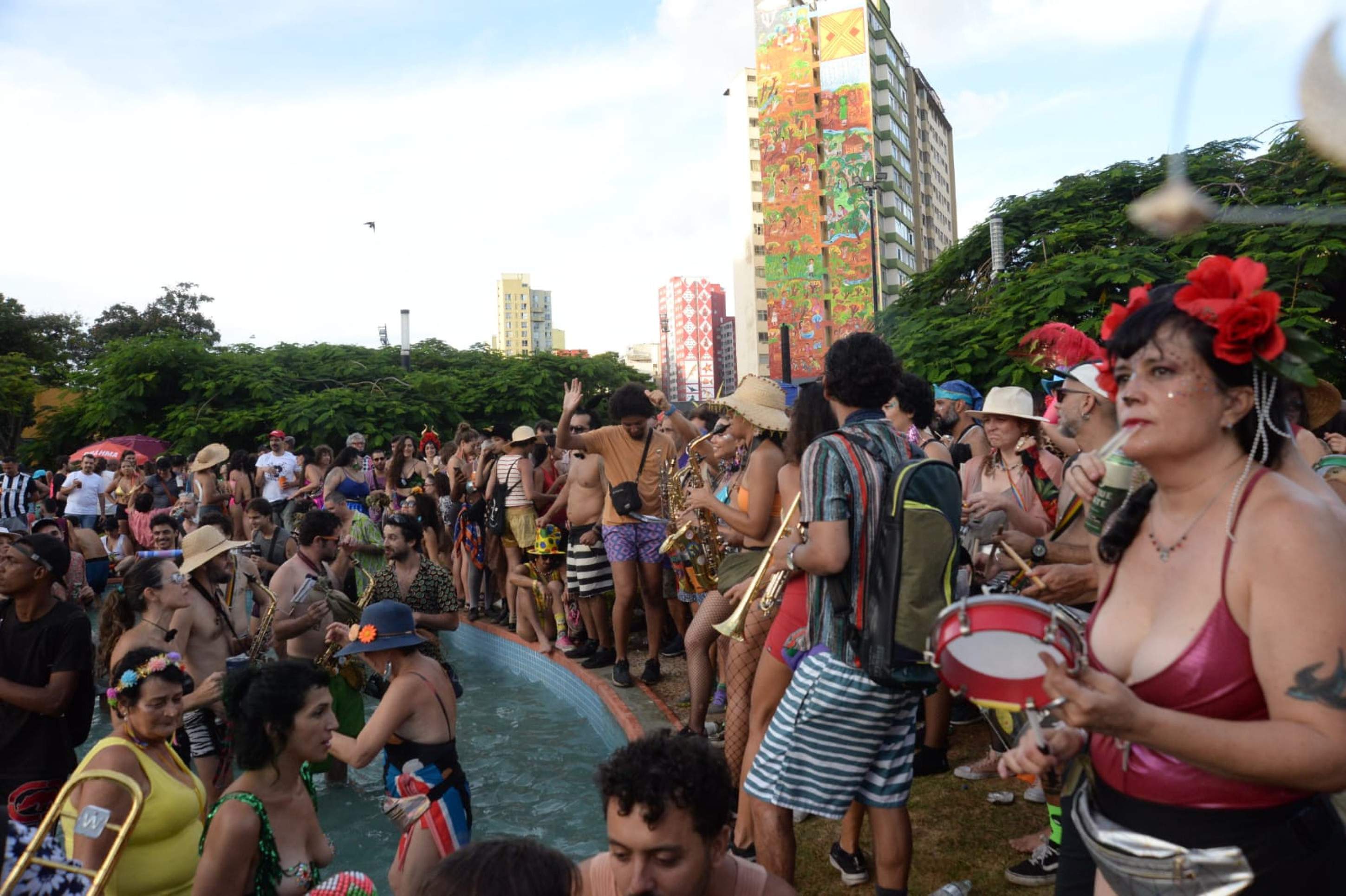 Foliões lotaram a Praça Raul Soares, no Centro de BH, na tarde deste sábado de carnaval 