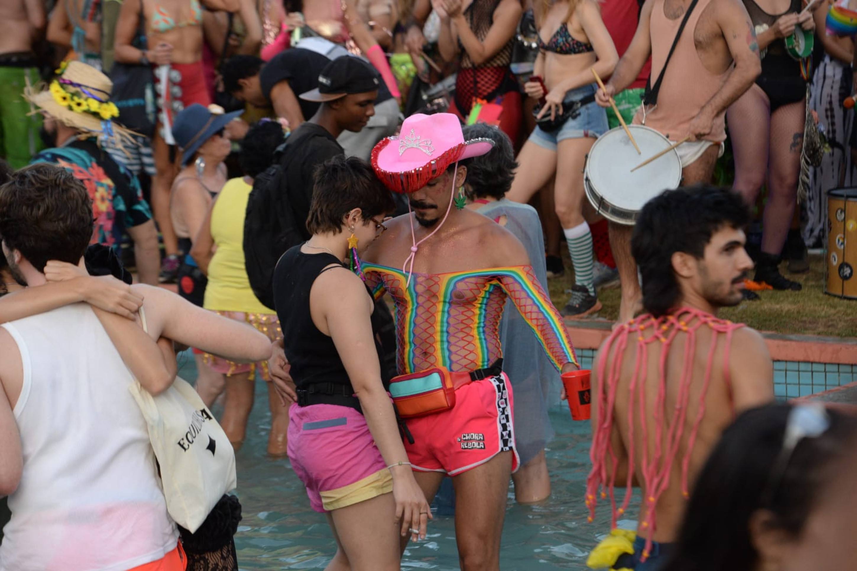 Foliões lotaram a Praça Raul Soares, no Centro de BH, na tarde deste sábado de carnaval 