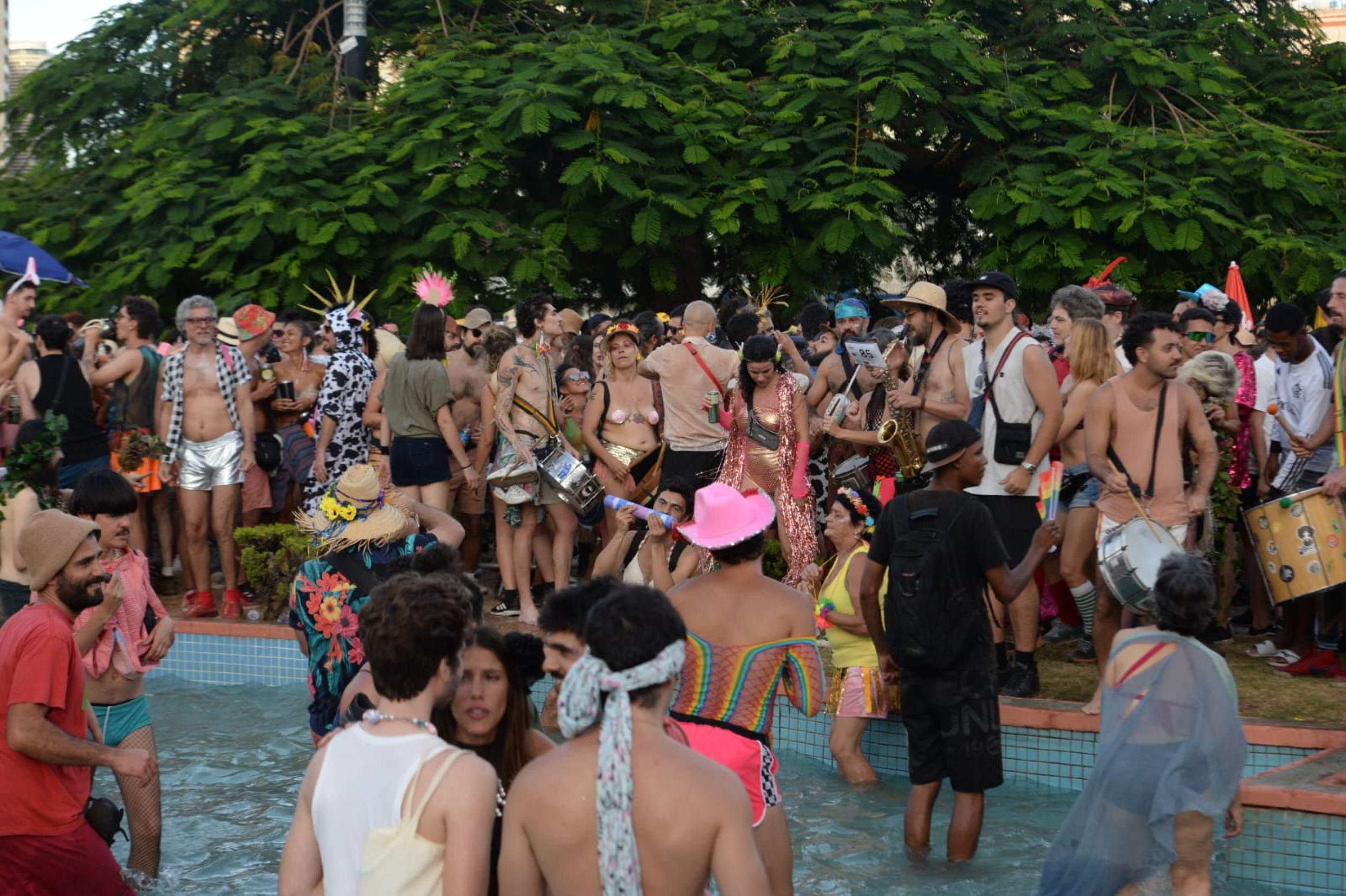 Foliões lotaram a Praça Raul Soares, no Centro de BH, na tarde deste sábado de carnaval 