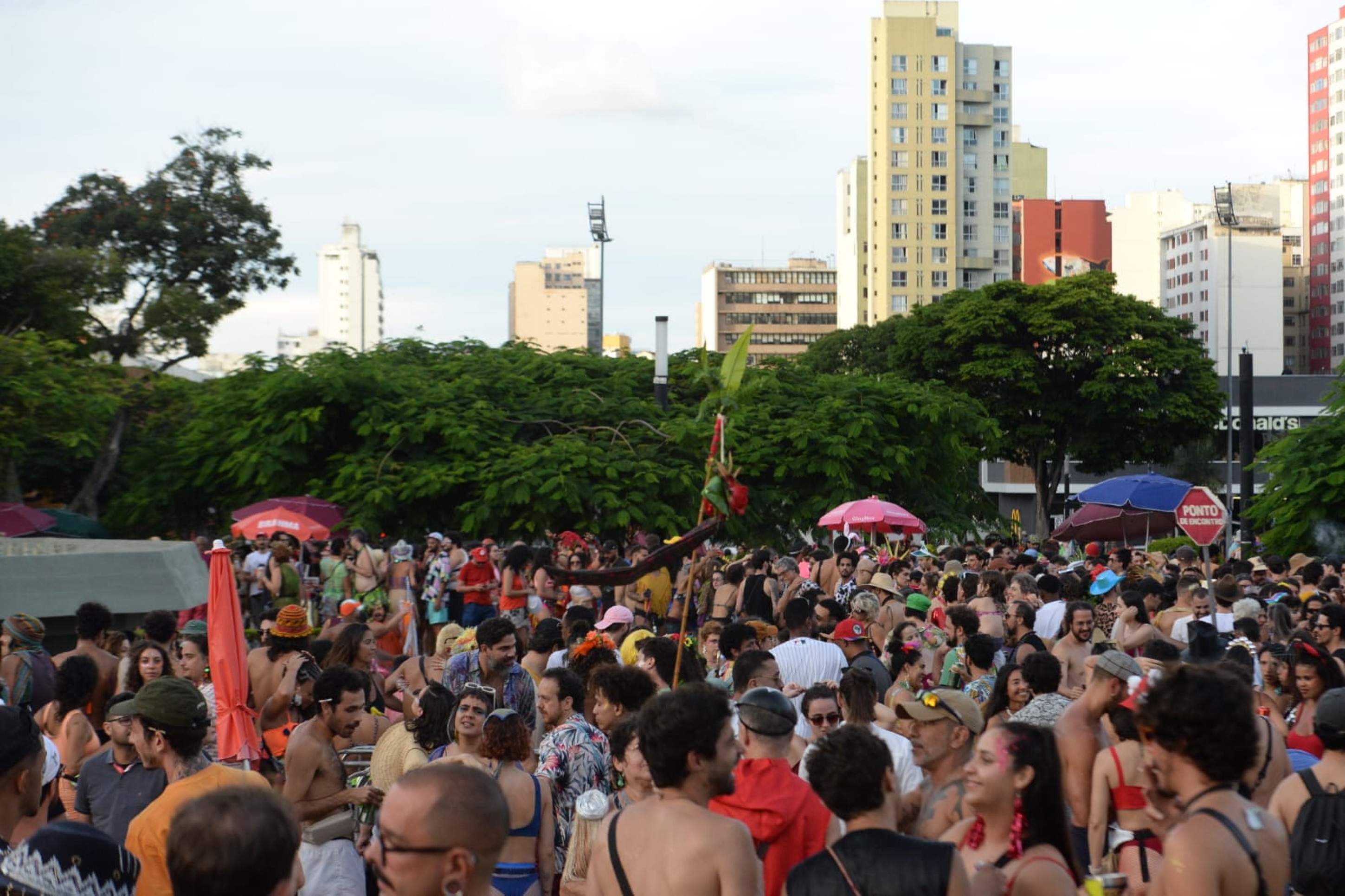 Foliões lotaram a Praça Raul Soares, no Centro de BH, na tarde deste sábado de carnaval -Túlio Santos/EM/D.A Press