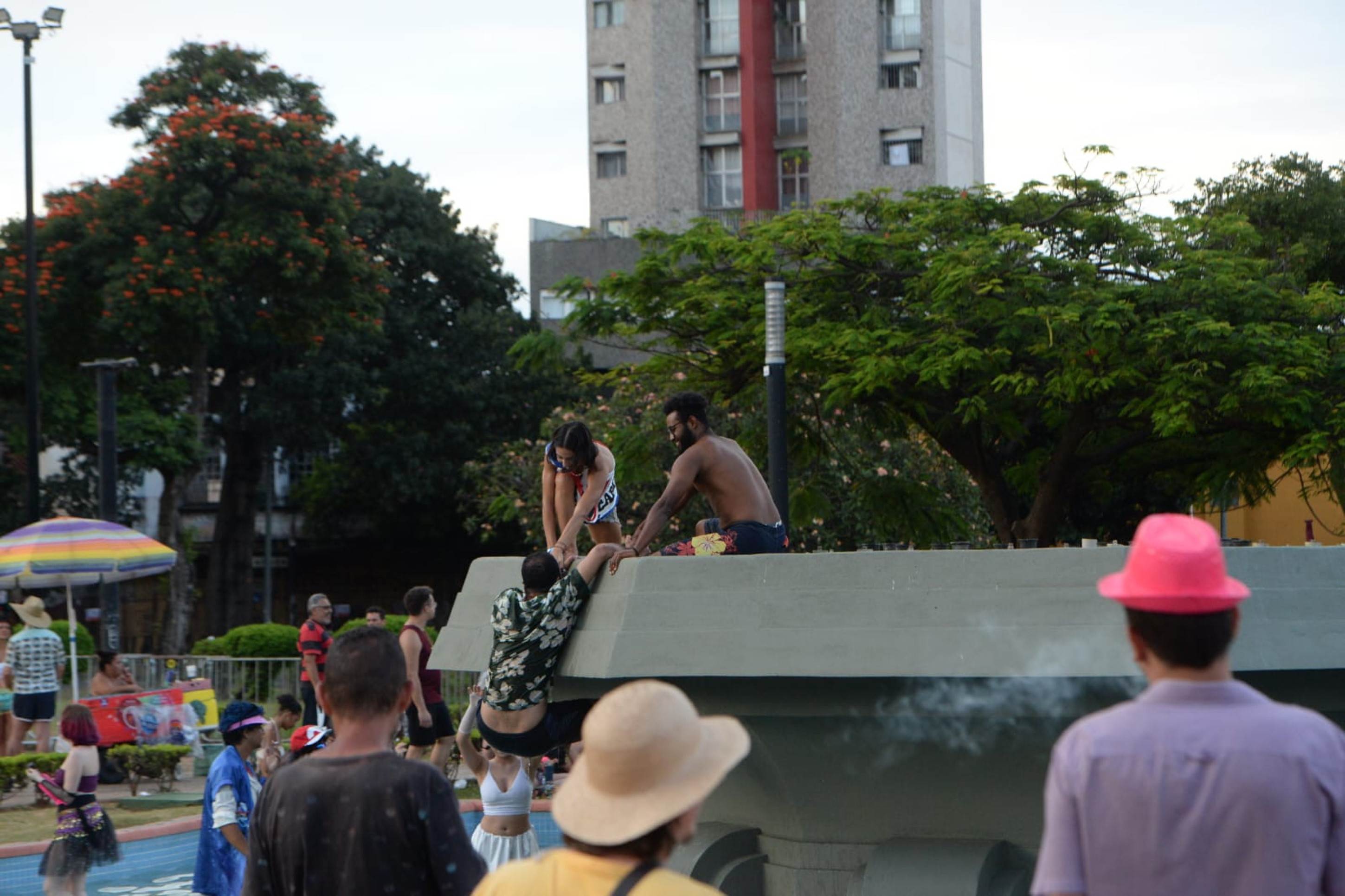 Foliões lotaram a Praça Raul Soares, no Centro de BH, na tarde deste sábado de carnaval -Túlio Santos/EM/D.A Press