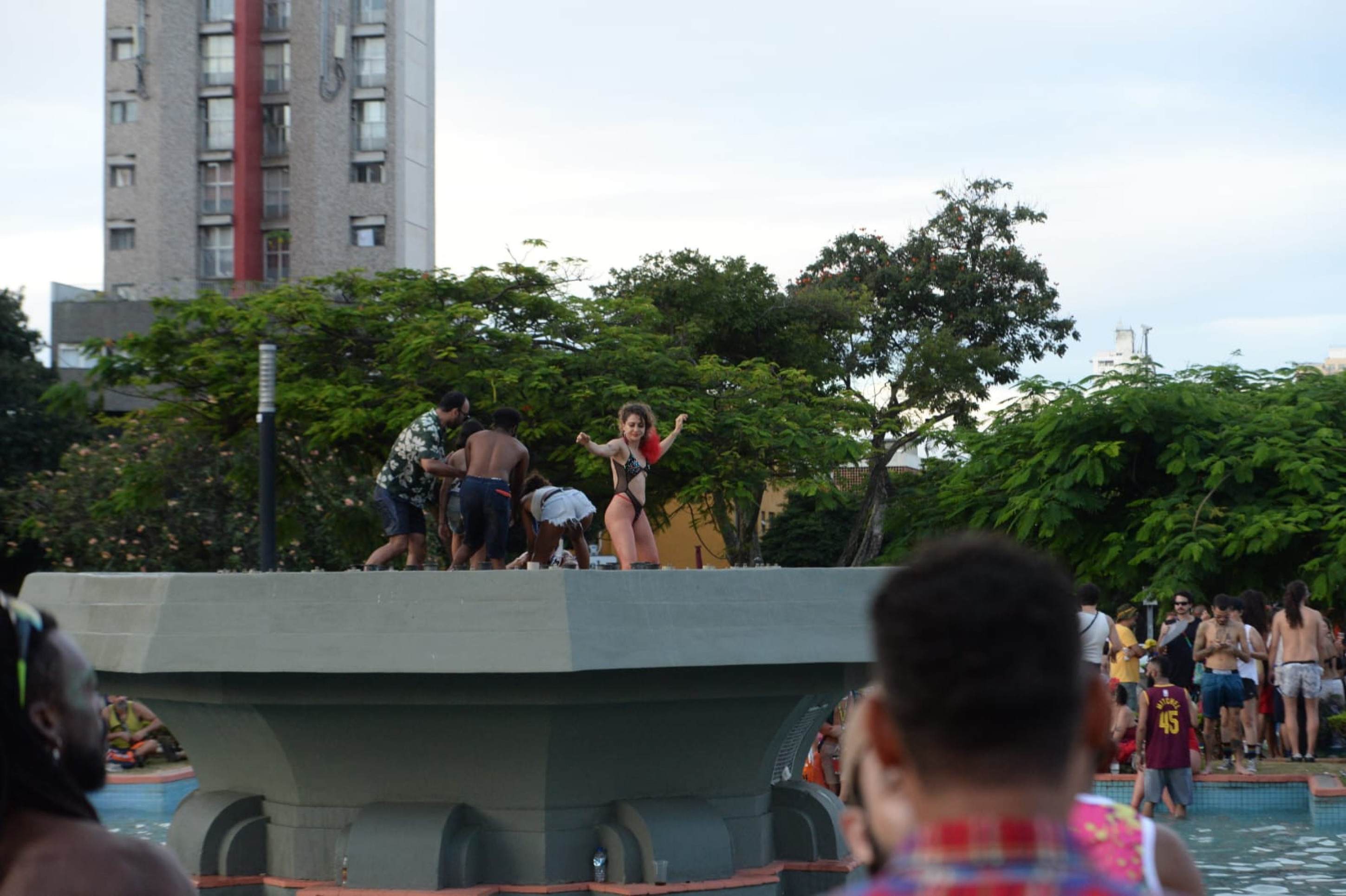 Foliões lotaram a Praça Raul Soares, no Centro de BH, na tarde deste sábado de carnaval 