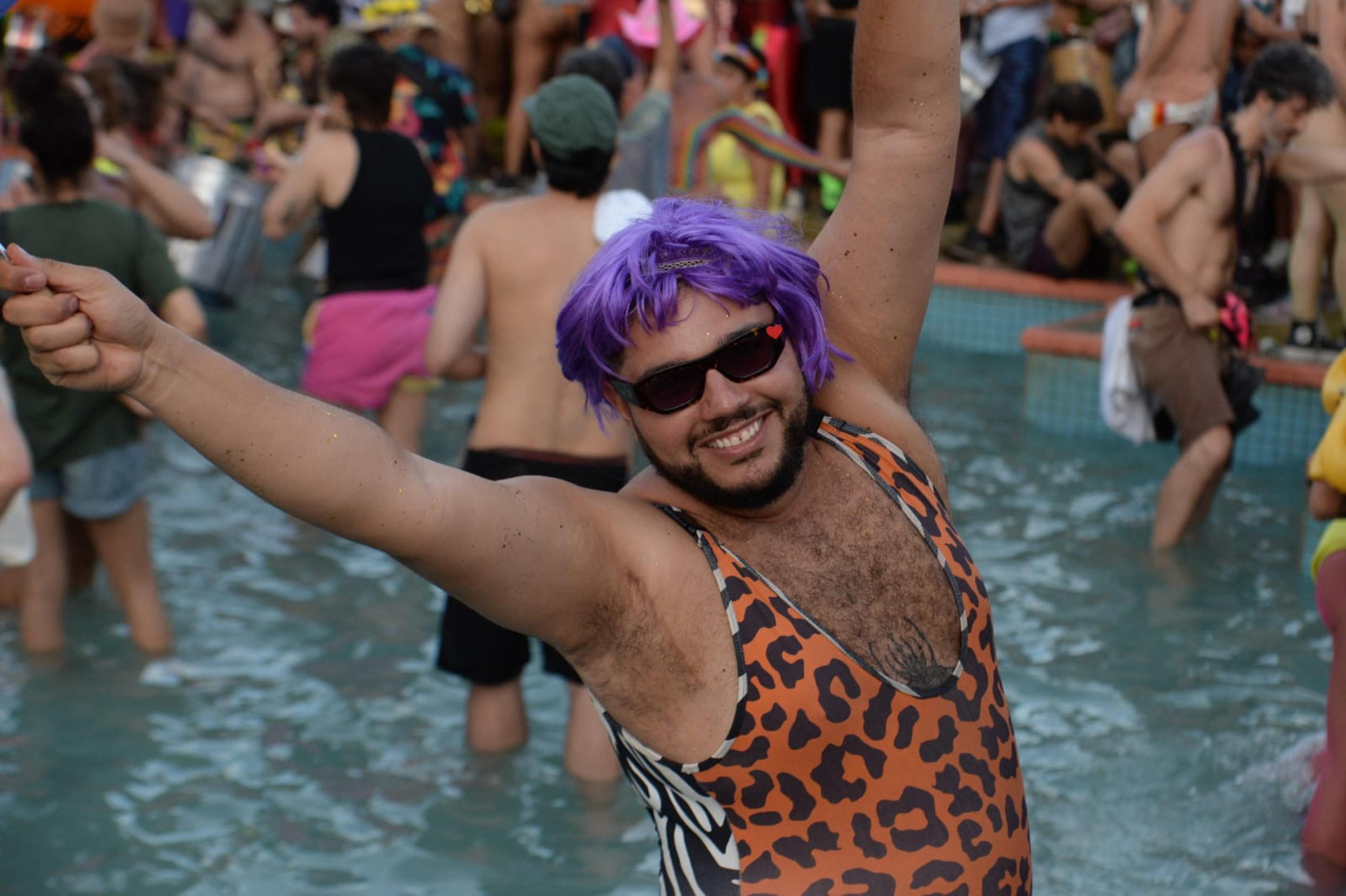 Foliões lotaram a Praça Raul Soares, no Centro de BH, na tarde deste sábado de carnaval -Túlio Santos/EM/D.A Press