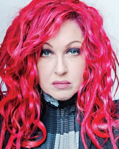 Cyndi Lauper é uma cantora, compositora e atriz norte-americana vencedora do Grammy, Emmy e Tony Award. Além disso, é conhecida por ser uma lenda feminina do Rock'n'Roll, sobretudo nos anos 80, além de uma das maiores artistas de todos os tempos. 