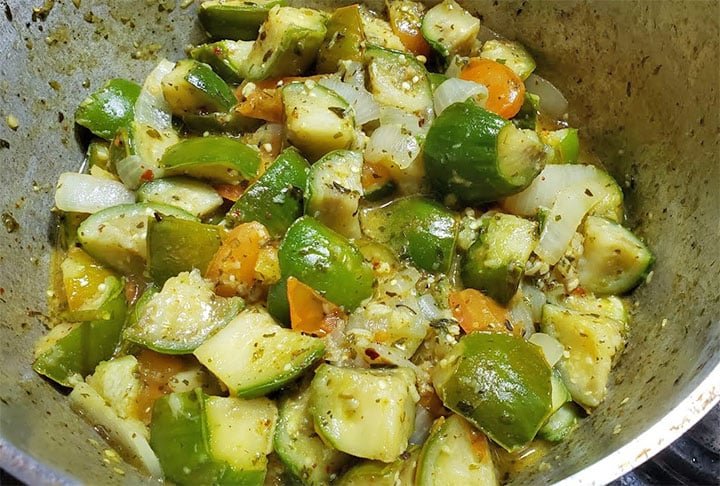 Dica para tirar o amargor: Preparar o jiló num refogado de manteiga e ervas.  