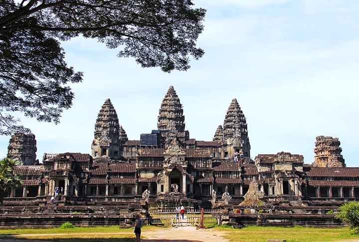 2) Angkor Wat, Camboja: Construído no século 12, durante o apogeu do Império Khmer, esse complexo de templos é uma verdadeira obra-prima da arquitetura e engenharia.