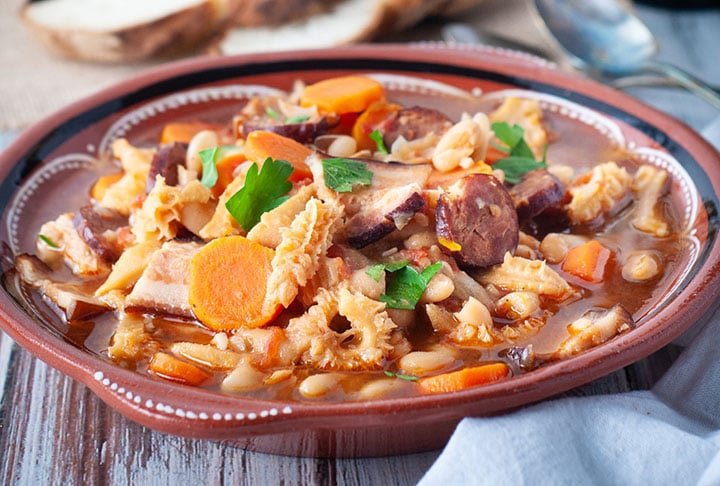 Para atenuar o odor, dá para cozinhar a dobradinha com suco de limão ou vinagre e só depois temperar com alho, cebola, cheiro verde e orégano. 