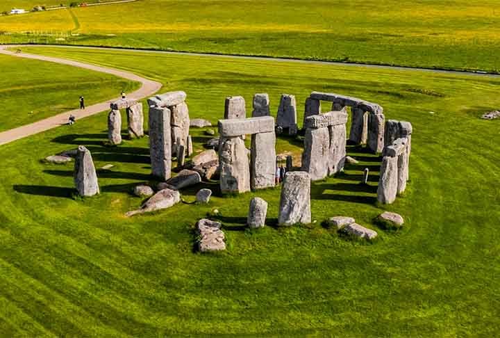 As pedras, algumas pesando até 25 toneladas, foram transportadas de longas distâncias, o que aumenta o fascínio sobre como e por que foi construído. Até hoje, Stonehenge continua a atrair visitantes e pesquisadores, fascinados por sua história e significado.