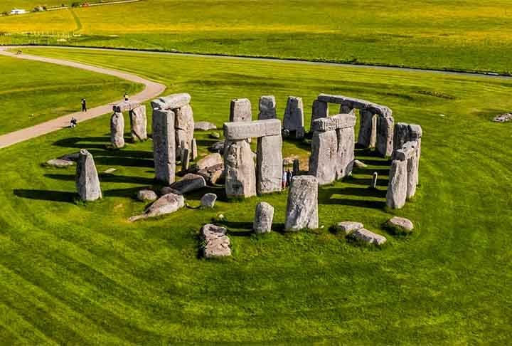 As pedras, algumas pesando até 25 toneladas, foram transportadas de longas distâncias, o que aumenta o fascínio sobre como e por que foi construído. Até hoje, Stonehenge continua a atrair visitantes e pesquisadores, fascinados por sua história e significado.