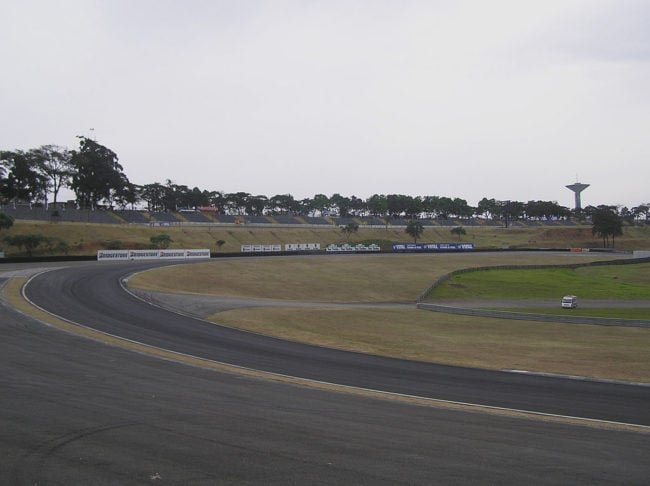 A pista de Interlagos é conhecida por sua desafiadora combinação de curvas e por ser em sentido anti-horário, algo incomum na maioria dos circuitos de corrida.