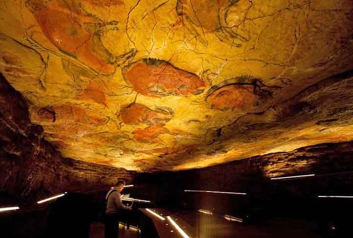 6) Caverna de Altamira, Espanha: É considerado um dos sítios pré-históricos mais importantes do mundo, famoso por suas impressionantes artes rupestres. É frequentemente chamada de 