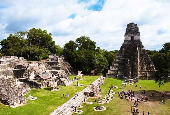 7) Tikal, Guatemala: Tikal é uma das cidades maias mais importantes e bem preservadas da América Central. Situada em meio a uma densa floresta tropical, essa antiga metrópole maia era um centro político, religioso e econômico durante o período clássico da civilização maia.
