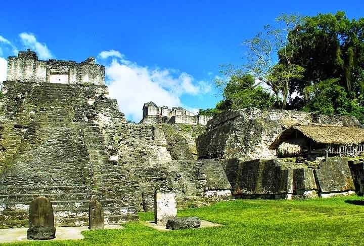 A cidade é famosa por suas imponentes pirâmides-templos, palácios reais e estelas esculpidas. O Templo do Grande Jaguar, uma das estruturas mais icônicas, se destaca pela sua altura e significado cerimonial. 