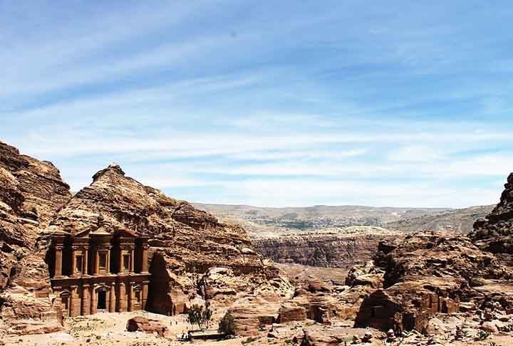 8) Petra, JordÃ¢nia: Fundada por volta do sÃ©culo IV a.C. pelos nabateus, uma civilizaÃ§Ã£o Ã¡rabe, Petra serviu como um importante centro de comÃ©rcio, ligando o Oriente MÃ©dio Ã  Ãsia. 