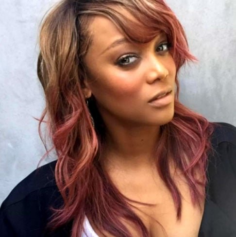 Tyra Banks é uma atriz e modelo norte-americana. Desfilou em várias cidades como Paris, Milão, Nova Iorque, Londres e Tóquio e iniciou seu trabalho na televisão em 1991, no famoso sitcom americano 