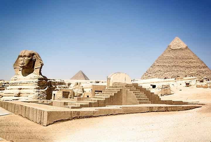 Atualmente, Ã© a Ãºnica das Sete Maravilhas do Mundo Antigo que ainda existe. Ao lado da Grande PirÃ¢mide, estÃ£o as pirÃ¢mides de QuÃ©fren e Miquerinos, alÃ©m da icÃŽnica Esfinge.