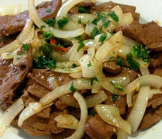 Para reduzir a aversão, a dica básica - já popular em muitas residências - é fazer o fígado num refogado de cebola no azeite. 