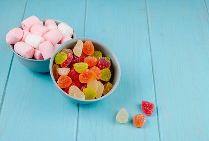 Nos Estados Unidos as empresas fabricantes se amparam numa brecha da Lei Federal de Alimentos, Medicamentos e Cosméticos da FDA para usar aditivos químicos nos alimentos. 