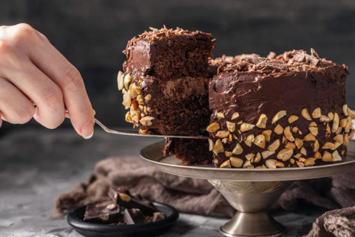 As avaliaÃ§Ãµes nÃ£o sÃ£o realizadas por crÃ­ticos especializados, mas pelos prÃ³prios usuÃ¡rios da plataforma, que classificam os pratos em uma escala de 0 a 5. Confira a seguir a lista dos 10 melhores bolos de chocolate do mundo!-freepik