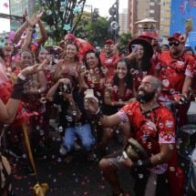 Batuque Coletivo tem pedido de casamento em meio à folia; veja fotos - Túlio Santos/EM/D.A
