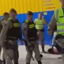 Indígenas são agredidos por policiais no carnaval de MG; veja vídeo - Reprodução/Redes sociais