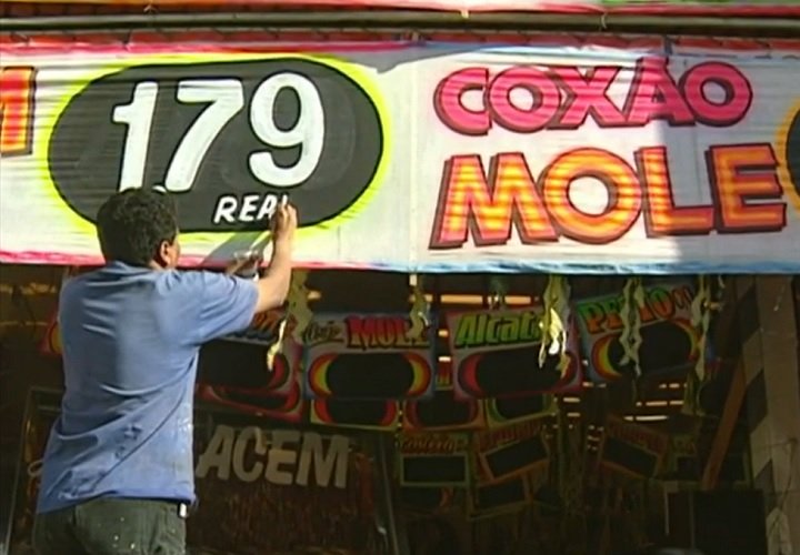 Em 1993, a taxa de inflação anual atingiu um pico de 2.475%, um índice surreal que ilustra o caos econômico do período.
