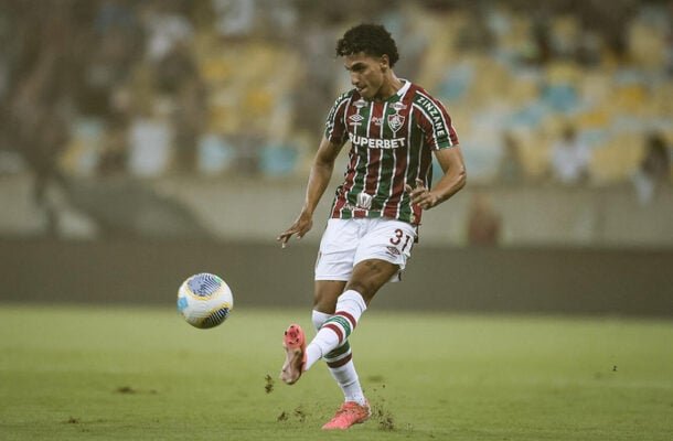 GABRIEL FUENTES - Isolou uma cobrança de falta no início do jogo, mas teve mais uma boa atuação. Fez algumas subidas ao longo da partida e levou perigo no ataque. Em um lance no primeiro tempo, cruzou para a área e quase saiu gol contra do Voltaço. Nota: 6,5 - Foto: MARCELO GONÇALVES / FLUMINENSE F.C.