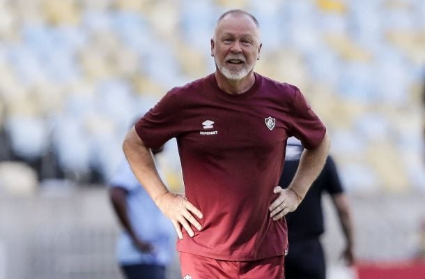 MANO MENEZES - Com ausência de três jogadores responsáveis pela criação, acertou colocando Árias na função. O colombiano se destacou na vitória com gol e assistência. Além disso, o Fluminense fez o melhor jogo na temporada até aqui. Com posse de bola, controlando o adversário e chegando bastante no gol. Na defesa, uma atuação sólida mesmo com a ausência de Thiago Silva. Nota: 7,0 - Foto: LUCAS MERÇON / FLUMINENSE F.C.