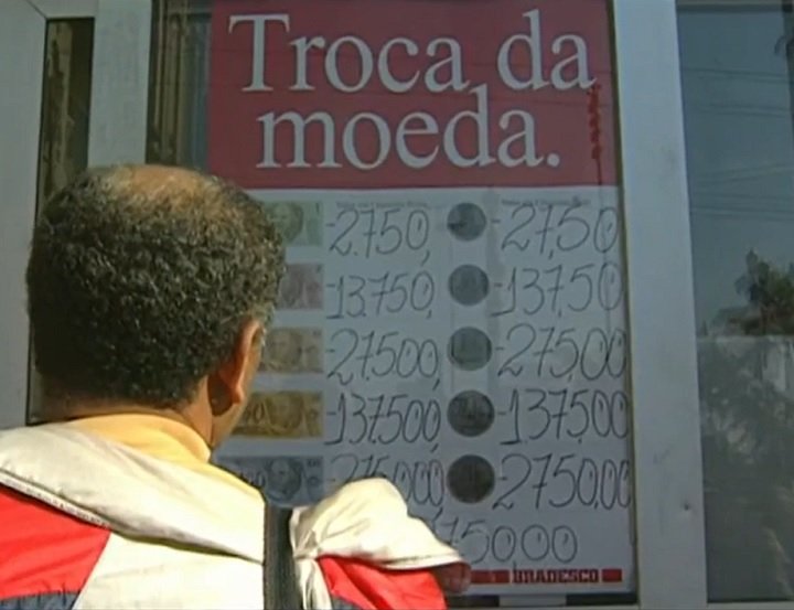 Uma tabela de conversão foi publicada, e a população teve algumas semanas para trocar as antigas notas de cruzeiro pelas novas cédulas de real.