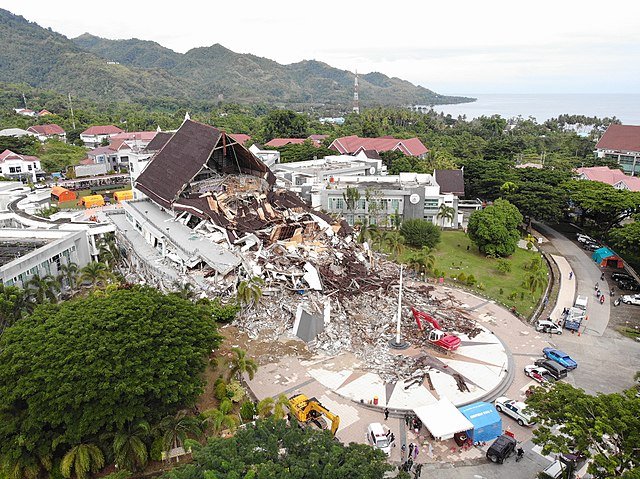 Em 17/1/2021, mais de 70 pessoas morreram, 740 ficaram feridas e quase 28 mil tiveram que sair de casa, após destruição causada por terremoto na província de Sulawesi. 