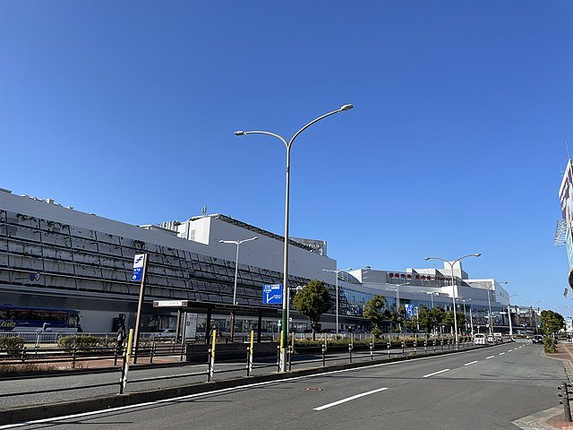 É que o aeroporto de Fukuoka fica em área residencial e o horário limitado se deve ao respeito à vizinhança para não atrapalhar o descanso das pessoas à noite. O jeito seria desviar para outro aeroporto.- Nkmr844 wikimedia commons 