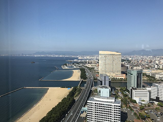 A cidade de Fukuoka fica na costa norte da ilha de Kyushu. É a cidade mais populosa da ilha, com 1,5 milhão de habitantes. -Sora mi mi wikimedia commons 