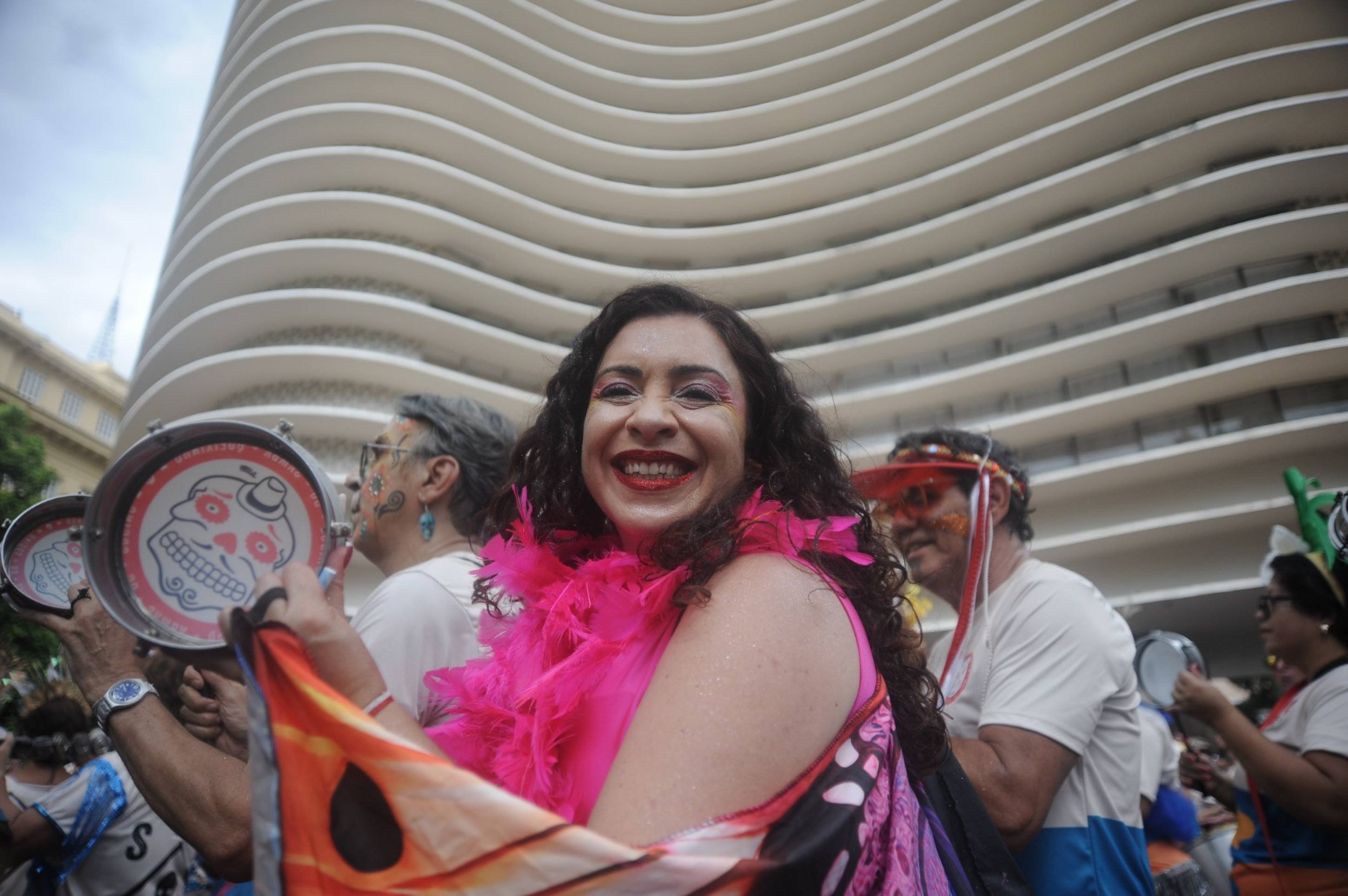 Bloco Samba Queixinho fez homenagem a escritora Carla Madeira em defile de 2025
