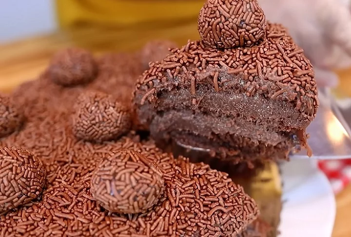 8º) Bolo de brigadeiro (Brasil): Um clássico das celebrações nacionais, o tradicional bolo brasileiro ocupou o 8º lugar na lista dos melhores do mundo, segundo o TasteAtlas.-reprodução/youtube receitas de pai