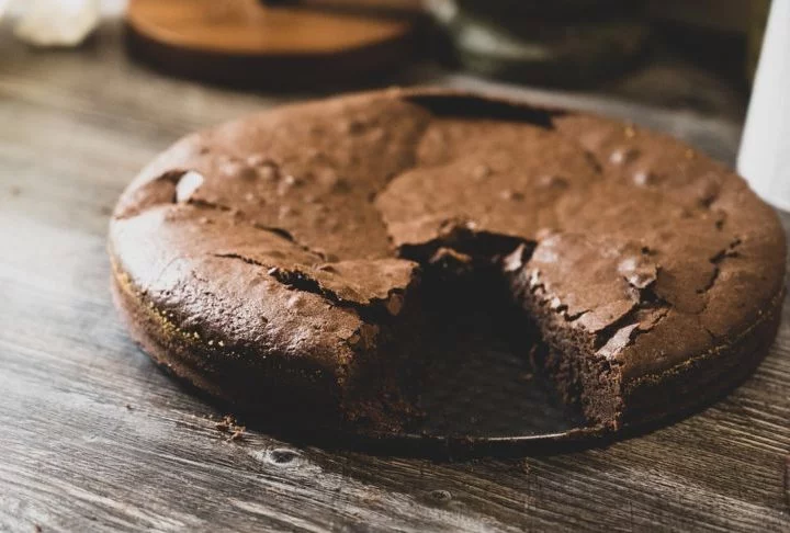 1º) Kladdkaka (Suécia): Eleito o melhor bolo de chocolate do mundo, o Kladdkaka tem uma textura pegajosa, lembrando um brownie. Além disso, é conhecido por ter uma crosta levemente crocante por fora.-Dann Aragrim por Pixabay