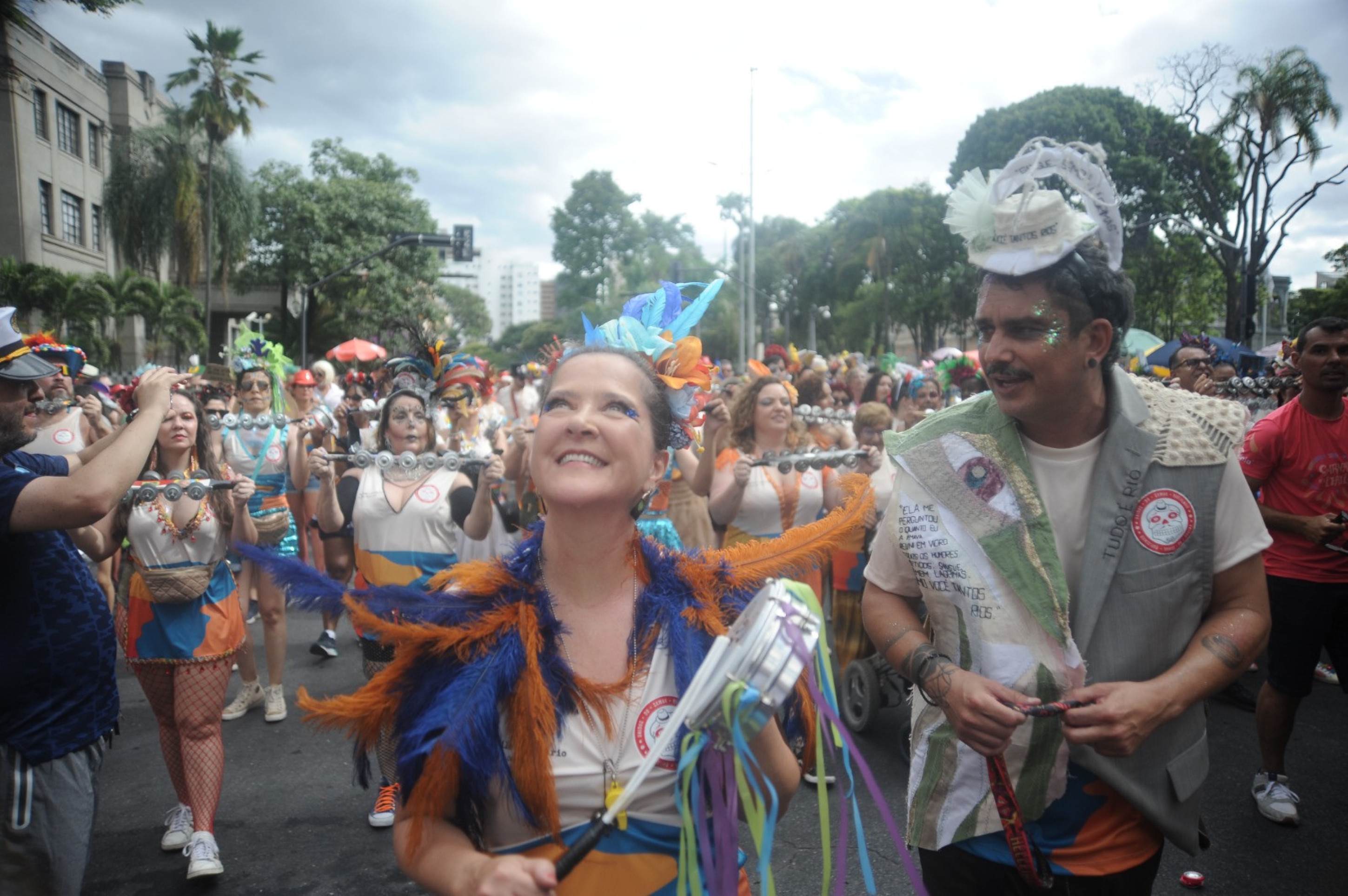 Bloco Samba Queixinho fez homenagem a escritora Carla Madeira em defile de 2025
