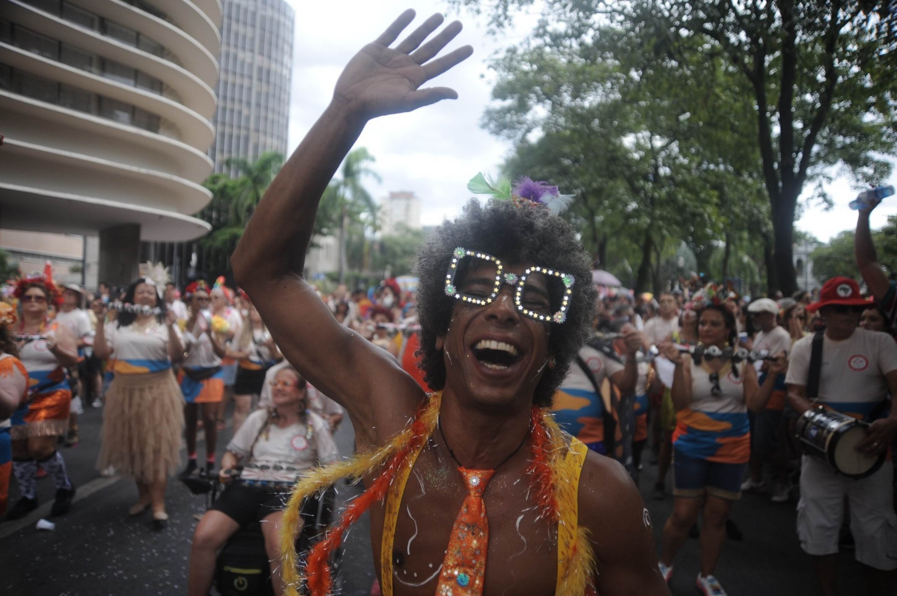 Bloco Samba Queixinho fez homenagem a escritora Carla Madeira em defile de 2025