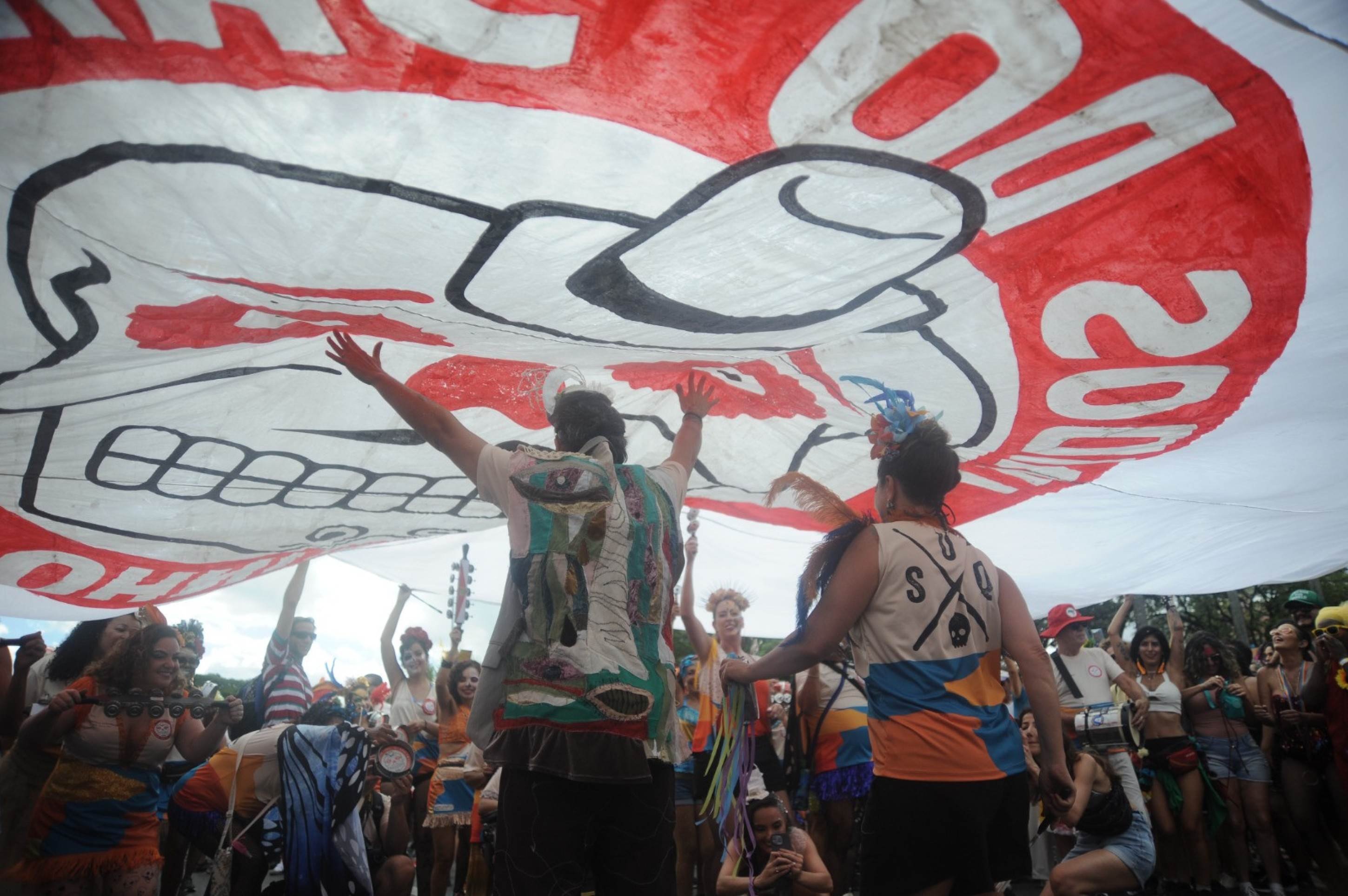 Bloco Samba Queixinho fez homenagem a escritora Carla Madeira em defile de 2025
