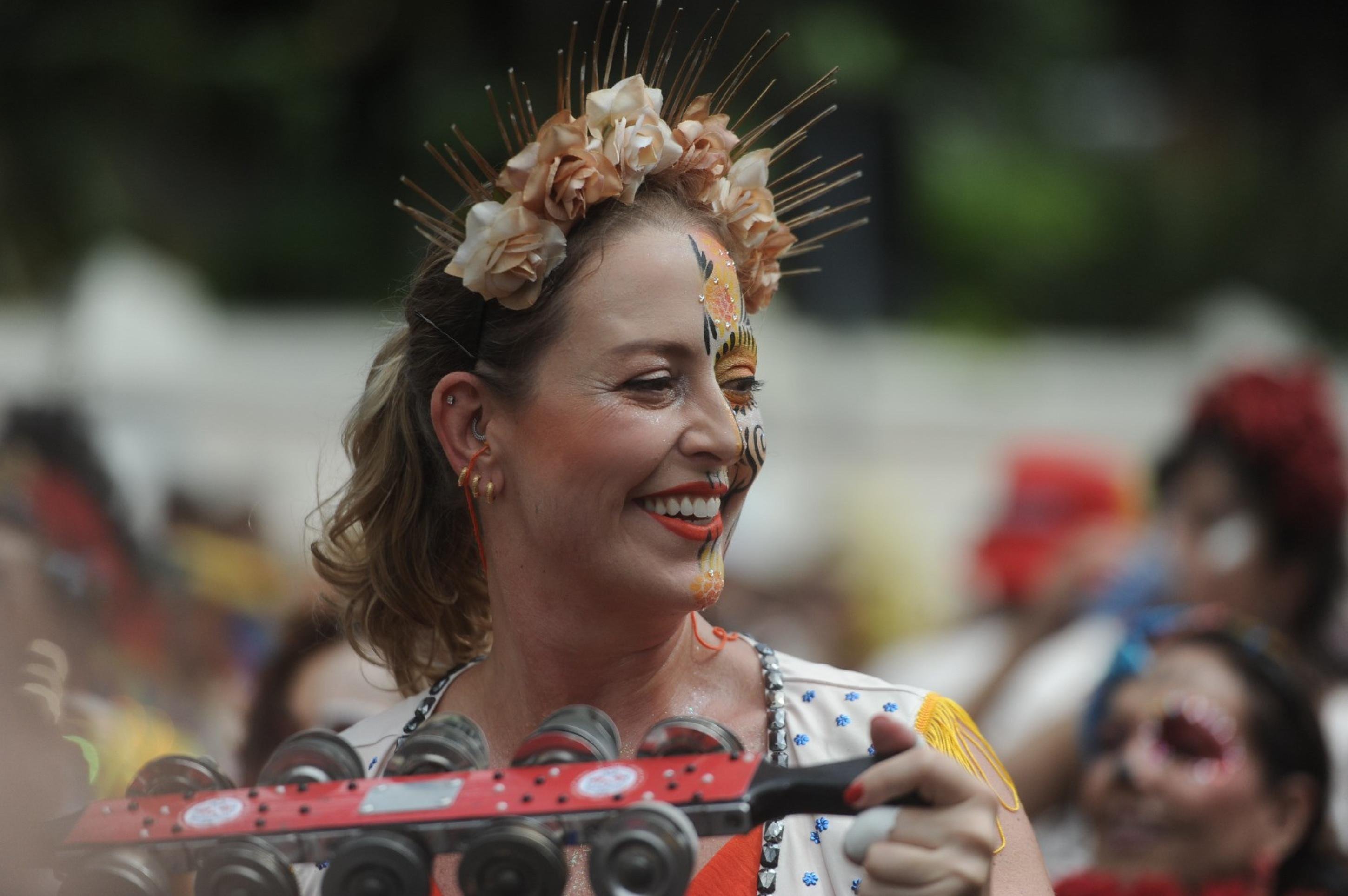 Bloco Samba Queixinho fez homenagem a escritora Carla Madeira em defile de 2025