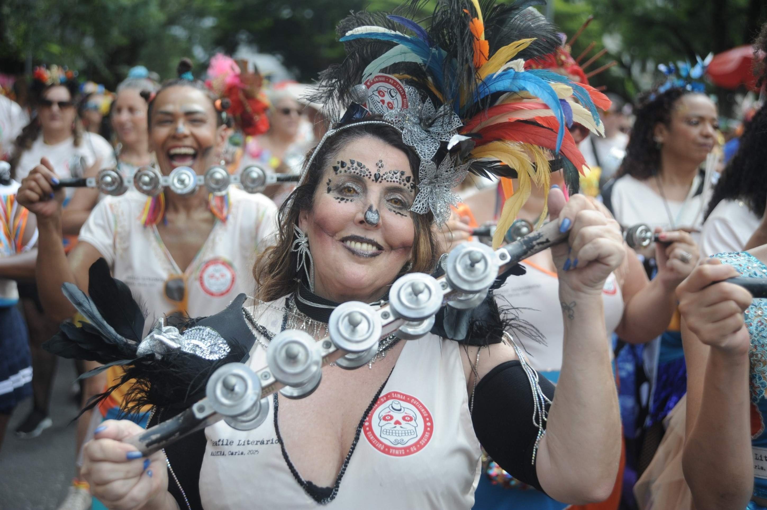 Bloco Samba Queixinho fez homenagem a escritora Carla Madeira em defile de 2025