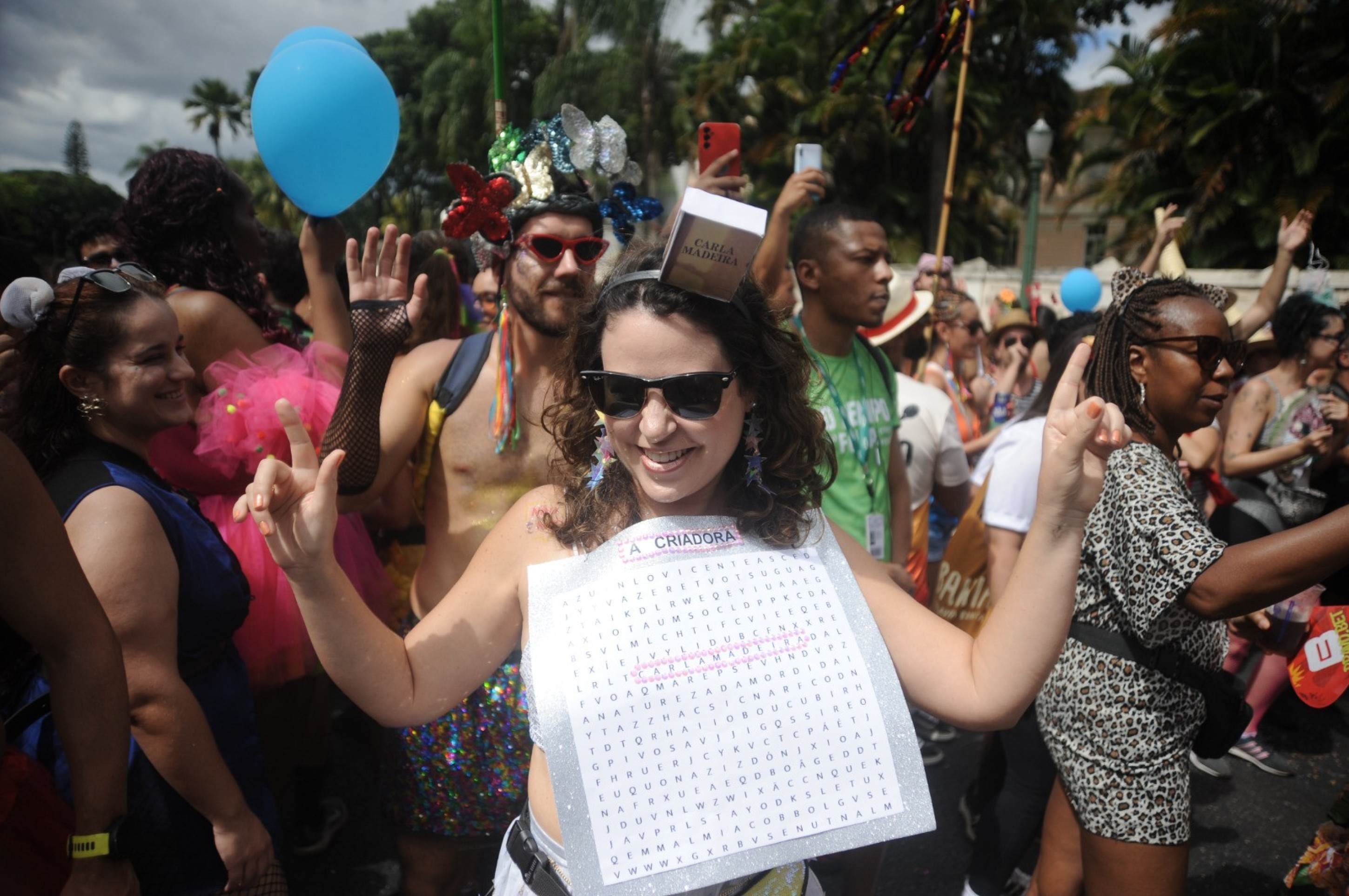 Bloco Samba Queixinho fez homenagem a escritora Carla Madeira em defile de 2025