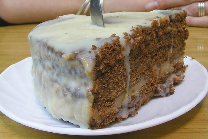 São camadas de biscoito de chocolate embebidos em café ou leite e intercaladas com um creme à base de doce de leite e queijo tipo mascarpone ou cream cheese. -wikimedia commons Javier Prazak